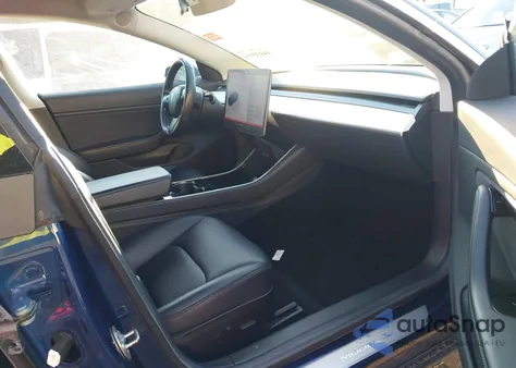 2018 Tesla Model 3 Long Range/Mid Range z USA, uszkodzony, nr VIN 5YJ3E1EA8JF024944